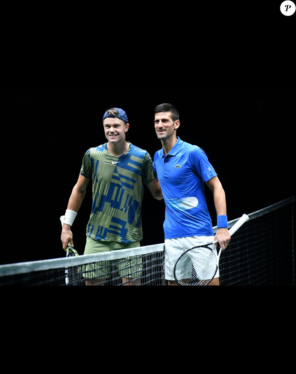 Holger Rune et Novak Djokovic - Holger Rune remporte la finale du Rolex Paris Masters 2022 contre Novak Djokovic à Paris le 6 novembre 2022 . © Veeren/Bestimage