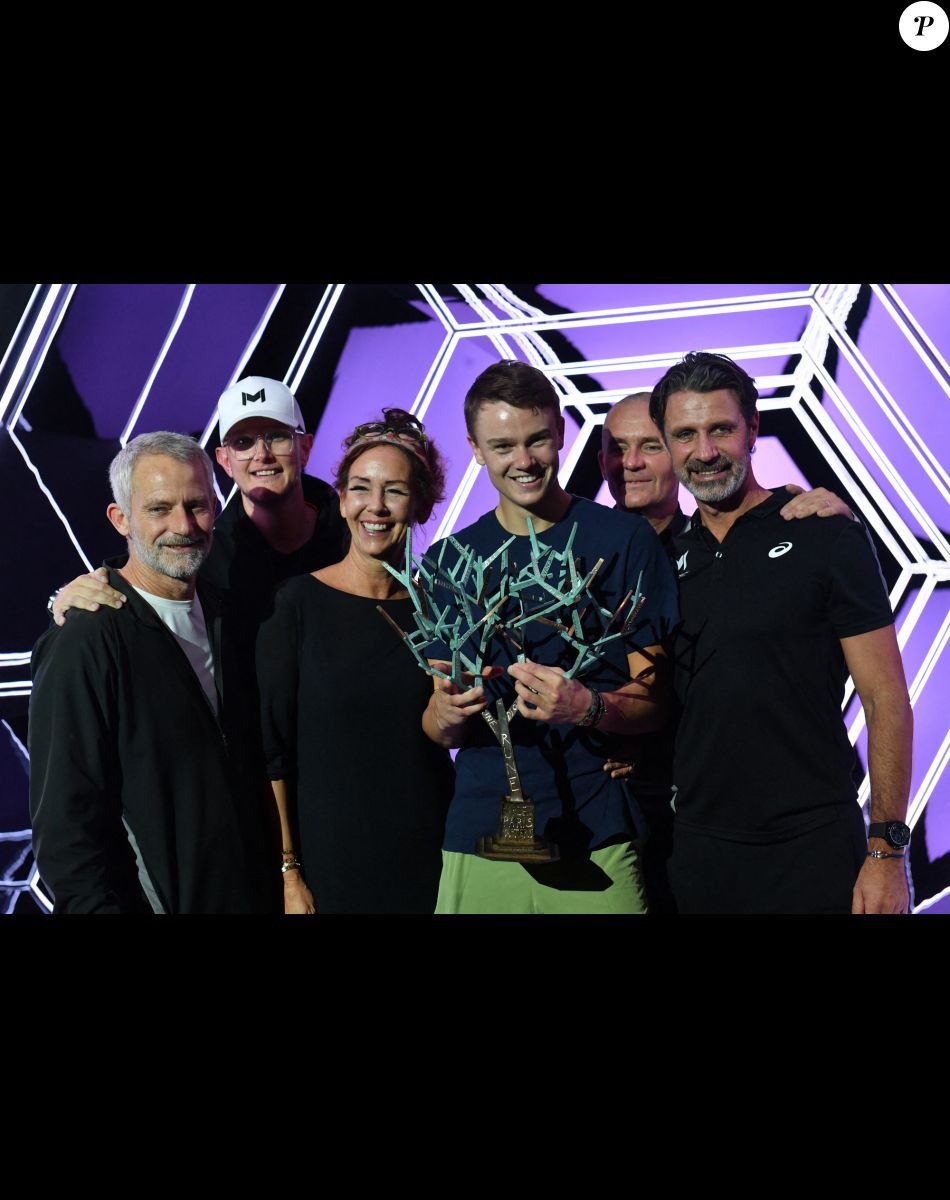 Holger Rune - Holger Rune pose avec son trophée du Rolex Paris Masters 1000 accompagné de sa maman A.Rune et de son équipe à l'AccorHotel Arena. Le 6 novembre 2022. © Ramsamy Veeren / Bestimage