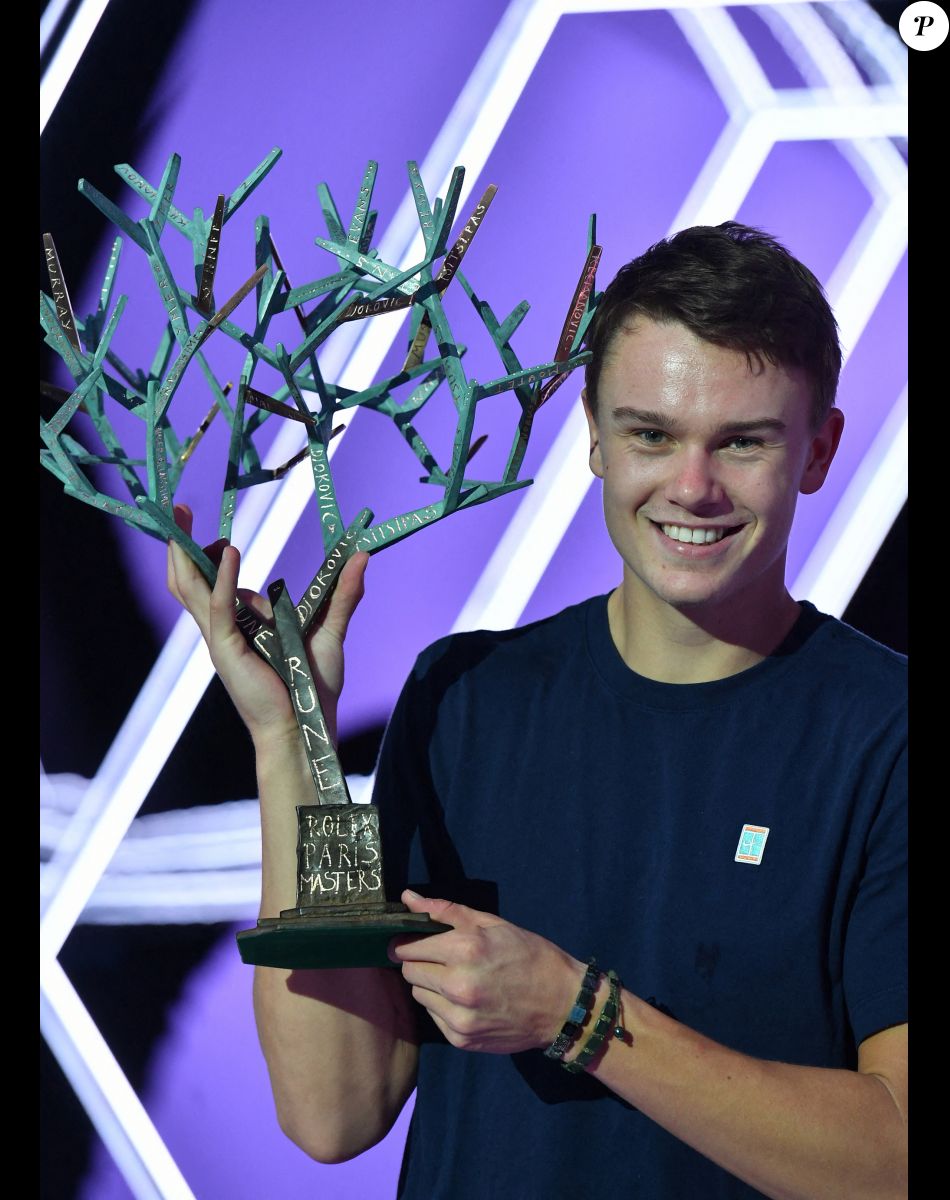 Holger Rune - Holger Rune pose avec son trophée du Rolex Paris Masters 1000 accompagné de sa maman A.Rune et de son équipe à l'AccorHotel Arena. Le 6 novembre 2022. © Ramsamy Veeren / Bestimage