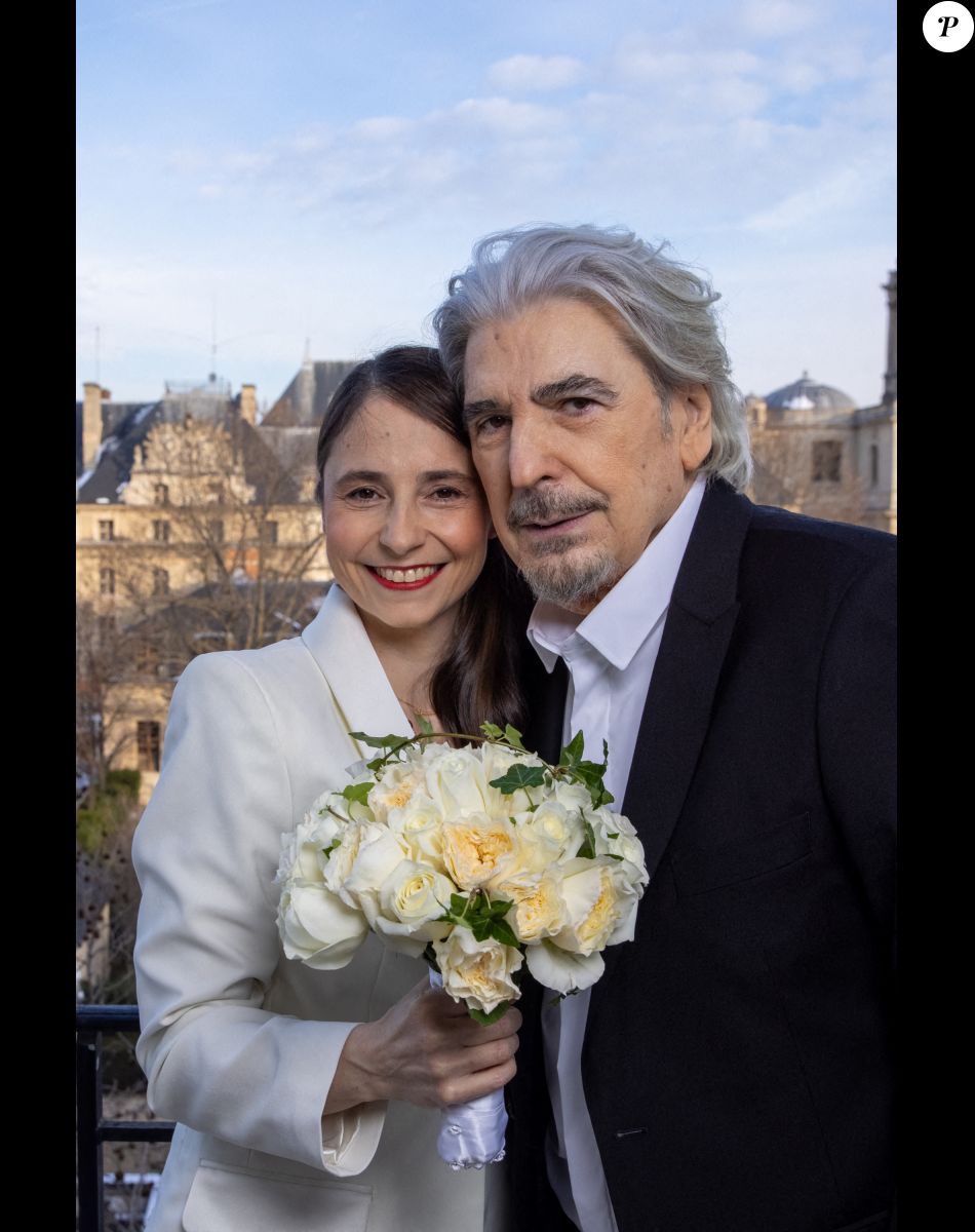Exclusif - Séance photo dans leur appartement du 7 ème arrondissement avant la cérémonie - Mariage de Serge Lama et Luana Santonino à la mairie du 7ème arrondissement de Paris. Rachida Dati, Maire du 7ème a célébré le mariage. Paris, le 11 février 2021. © Cyril Moreau/Bestimage