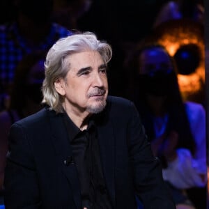 Exclusif - Serge Lama - Enregistrement de l'émission "La boîte à Secrets 5" à Paris, qui sera diffusée le 6 novembre sur France 3. Le 21 septembre 2020 Au cours de la soirée, chaque invité aura une boîte disposée devant lui, de laquelle il extraira un objet revêtant une valeur particulière à ses yeux. Après en avoir livré la signification en plateau, la personnalité verra alors apparaître une surprise dans la boîte géante de l'émission, avec l'intervention de proches. Une émission qui véhicule de belles valeurs, et qui contiendra son lot de larmes et de révélations dans une atmosphère bienveillante. © Tiziano Da Silva / Bestimage