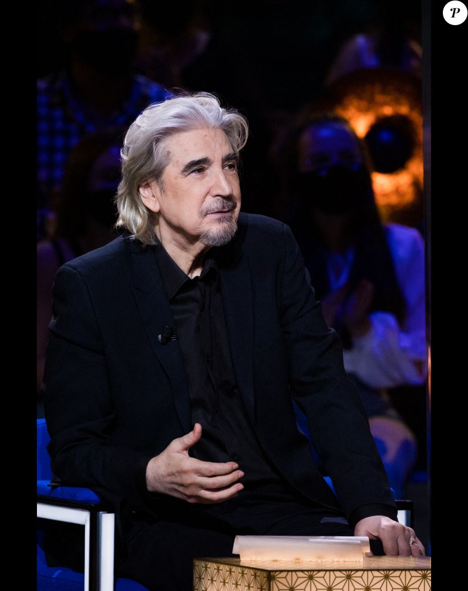 Exclusif - Serge Lama - Enregistrement de l'émission "La boîte à Secrets 5" à Paris, qui sera diffusée le 6 novembre sur France 3. Le 21 septembre 2020 Au cours de la soirée, chaque invité aura une boîte disposée devant lui, de laquelle il extraira un objet revêtant une valeur particulière à ses yeux. Après en avoir livré la signification en plateau, la personnalité verra alors apparaître une surprise dans la boîte géante de l'émission, avec l'intervention de proches. Une émission qui véhicule de belles valeurs, et qui contiendra son lot de larmes et de révélations dans une atmosphère bienveillante. © Tiziano Da Silva / Bestimage