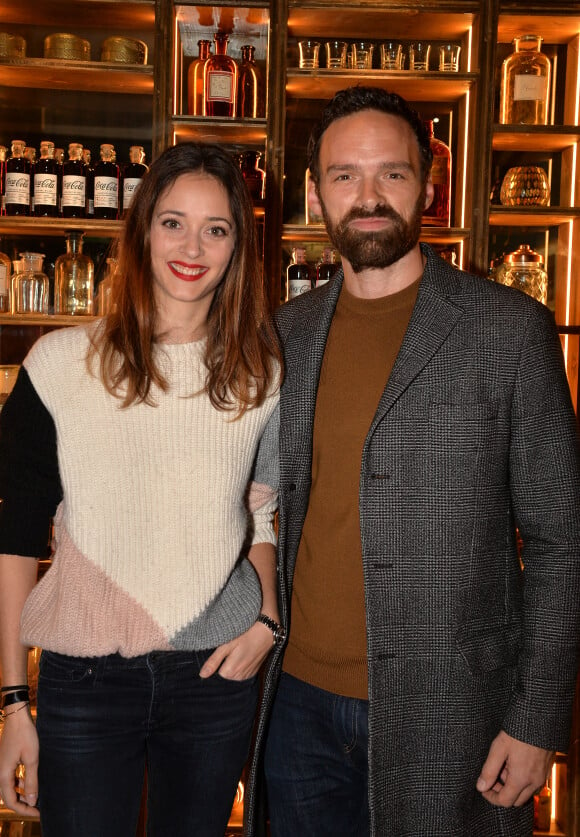 Alban Lenoir et sa compagne Anne Serra lors de la soirée de lancement de "Coca-Cola Signature Mixers", une nouvelle gamme de boissons conçue pour la préparation des cocktails. Paris, le 7 novembre 2019