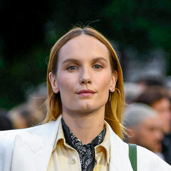 Ana Girardot lors du défilé de mode Homme printemps-été 2023 Ami - Alexandre Mattiussi, au Sacré-Coeur à Paris, France, le 23 juin 2022. 