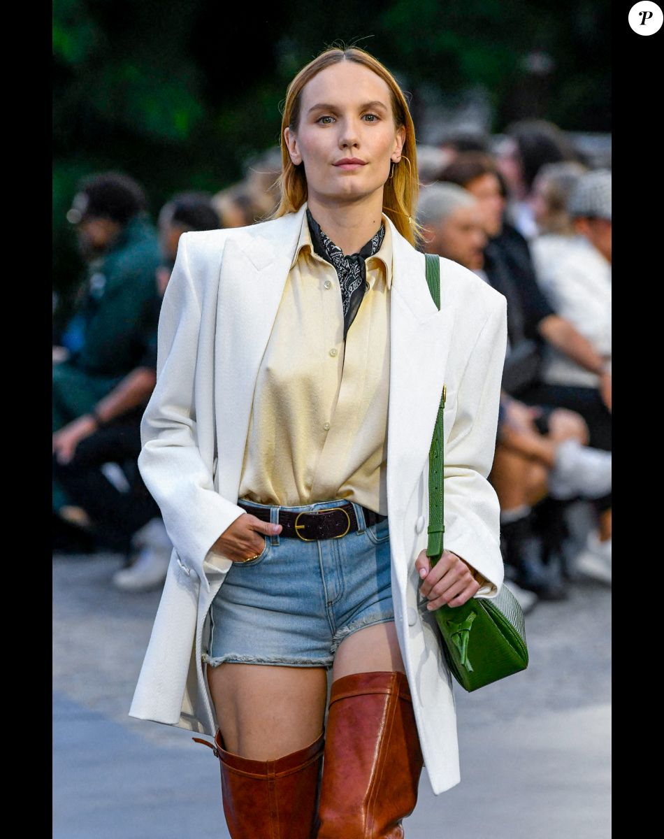 Ana Girardot lors du défilé de mode Homme printemps-été 2023 Ami - Alexandre Mattiussi, au Sacré-Coeur à Paris, France, le 23 juin 2022.