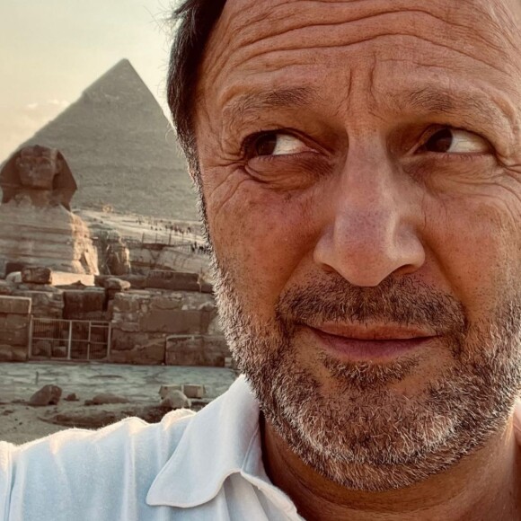 Arthur prend la pose devant le Sphinx, en Egypte. Le 11 novembre 2022.