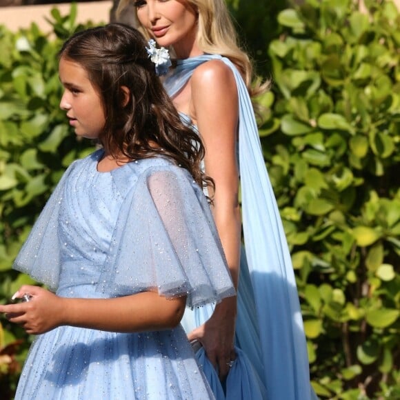 Ivanka Trump arrive avec sa fille Arabella Rose au mariage de sa soeur Tiffany Trump à Mar-a-Lago, Palm Beach en Floride le 12 novembre 2022.