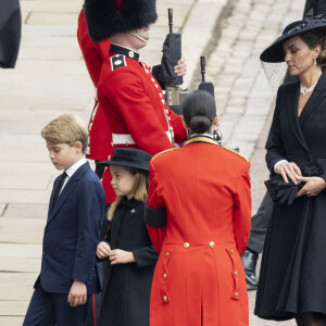 Le prince George, la princesse Charlotte, Kate Middleton - Procession pédestre des membres de la famille royale depuis la grande cour du château de Windsor jusqu'à la Chapelle Saint-Georges. Le 19 septembre 2022