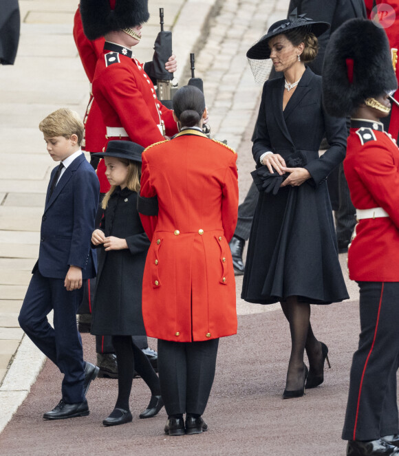 Le prince George, la princesse Charlotte, Kate Middleton - Procession pédestre des membres de la famille royale depuis la grande cour du château de Windsor jusqu'à la Chapelle Saint-Georges. Le 19 septembre 2022