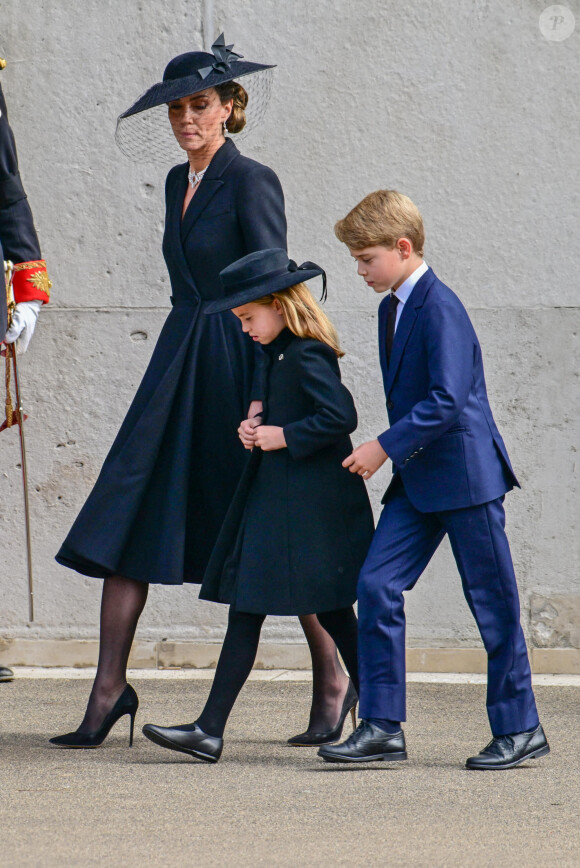Kate Middleton, la princesse Charlotte et le prince George - Procession du cercueil de la reine Elizabeth II d'Angleterre de l'Abbaye de Westminster à Wellington Arch à Hyde Park Corner. Le 19 septembre 2022.