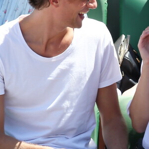 Ana Girardot et son compagnon Arthur - People dans les tribunes lors de la finale des Internationaux de tennis de Roland-Garros à Paris, le 6 juin 2015.