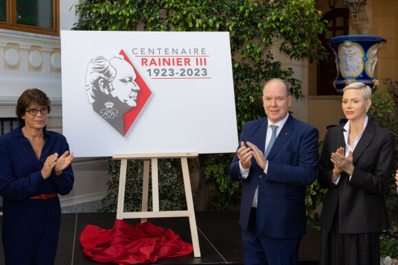 La princesse Stéphanie de Monaco, le prince Albert II de Monaco et la princesse Charlène de Monaco lors de la conférence de présentation des célébrations du centenaire de la naissance du Prince Rainier III de Monaco au Palais de Monaco, le 28 septembre 2022. La Princesse Stéphanie sera en charge, avec le Prince Albert II, des événements qui se dérouleront en 2023. De nombreuses personnalités monégasques font également partie du comité d'organisation. © Olivier Huitel/Pool Restreint Monaco/Bestimage 