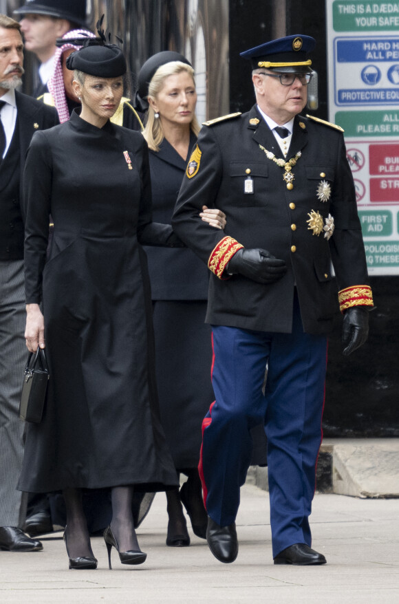 Le prince Albert II de Monaco et la princesse Charlene - Arrivées au service funéraire à l'Abbaye de Westminster pour les funérailles d'Etat de la reine Elizabeth II d'Angleterre. Le sermon est délivré par l'archevêque de Canterbury Justin Welby (chef spirituel de l'Eglise anglicane) au côté du doyen de Westminster David Hoyle. Londres, le 19 septembre 2022. 