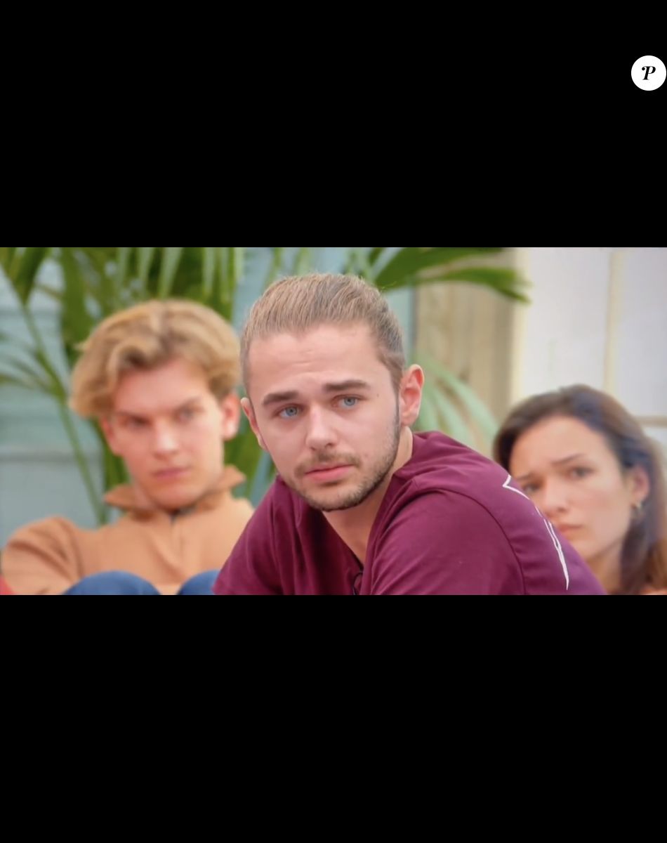 Julien lors du debrief avec la professeure d'expression scénique Laure Balon après le prime de la "Star Academy" - TF1