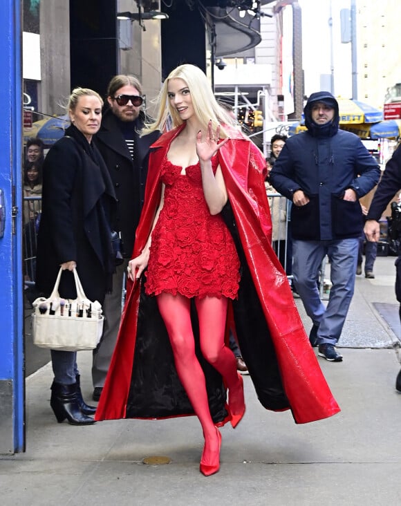 Anya Taylor-Joy, tout de rouge vêtue, arrive aux studios de l'émission "Good Morning America" à New York, le 14 novembre 2022. 