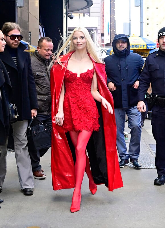 Anya Taylor-Joy, tout de rouge vêtue, arrive aux studios de l'émission "Good Morning America" à New York, le 14 novembre 2022. 