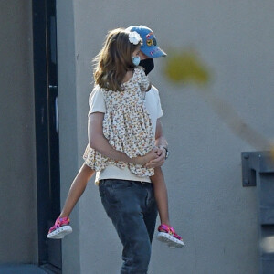 Eva Mendes et son compagnon Ryan Gosling à la sortie d'un cabinet dentaire avec leurs filles Esmeralda et Amada à Los Angeles, Californie, Etats-Unis, le 25 août 2021.