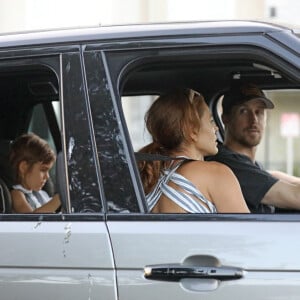 Exclusif - Ryan Gosling et sa compagne Eva Mendes ont été aperçus avec leurs filles Esmeralda et Amada en balade en voiture à Los Angeles, le 25 août 2020.