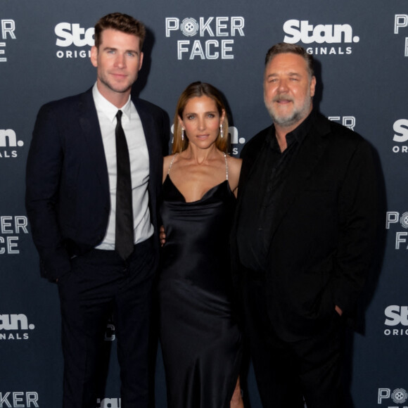 Liam Hemsworth, Elsa Pataky, Russel Crowe à la première du film "Poker Face" à Sydney, le 15 novembre 2022. 