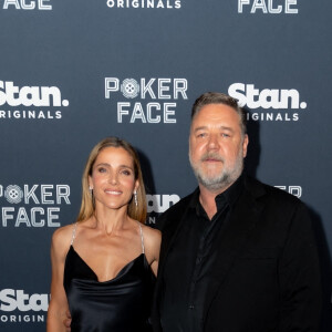 Liam Hemsworth, Elsa Pataky et Russel Crowe à la première du film "Poker Face" à Sydney, le 15 novembre 2022. 