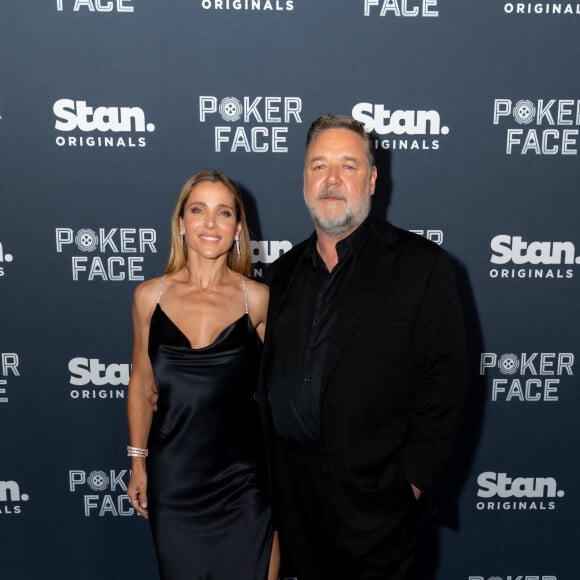 Liam Hemsworth, Elsa Pataky et Russel Crowe à la première du film "Poker Face" à Sydney, le 15 novembre 2022. 