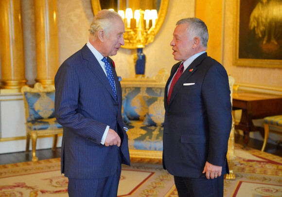 Le roi Charles III d'Angleterre, reçoit le roi Abdallah II de Jordanie à Buckingham Palace à Londres, le 10 novembre 2022. 