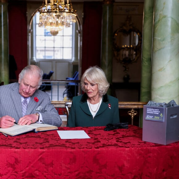 Le roi Charles III d'Angleterre et Camilla Parker Bowles, reine consort d'Angleterre, assistent à une cérémonie à Mansion House pour conférer le statut de ville à Doncaster, le 9 novembre 2022. 