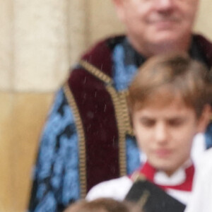 Le roi Charles III d'Angleterre et Camilla Parker Bowles, reine consort d'Angleterre, inaugurent une statue de la reine Elizabeth II d'Angleterre sur la façade de la cathédrale de York, le 9 novembre 2022. A leur arrivée, un manifestant, maîtrisé par la police, a tenté de jeter des oeufs sur le roi Charles III d'Angleterre et Camilla Parker Bowles, reine consort d'Angleterre. 