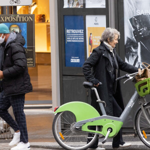 Exclusif - L'actrice Charlotte Rampling fait une chute de son vélo dans les rues de Paris le 21 janvier 2021.