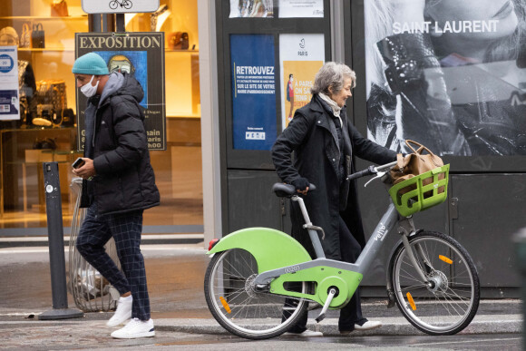 Exclusif - L'actrice Charlotte Rampling fait une chute de son vélo dans les rues de Paris le 21 janvier 2021.