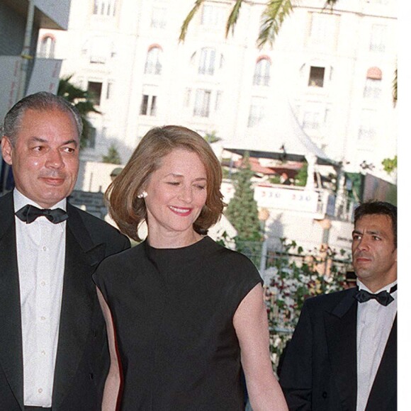 Charlotte Rampling - Montée des marches du film "La chambre des officiers" lors du 54e Festival de Cannes. 2001.