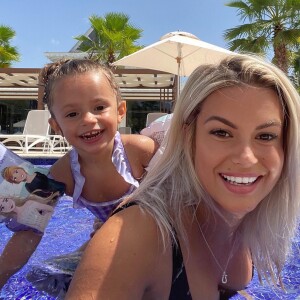 Carla Moreau pose avec sa fille Ruby