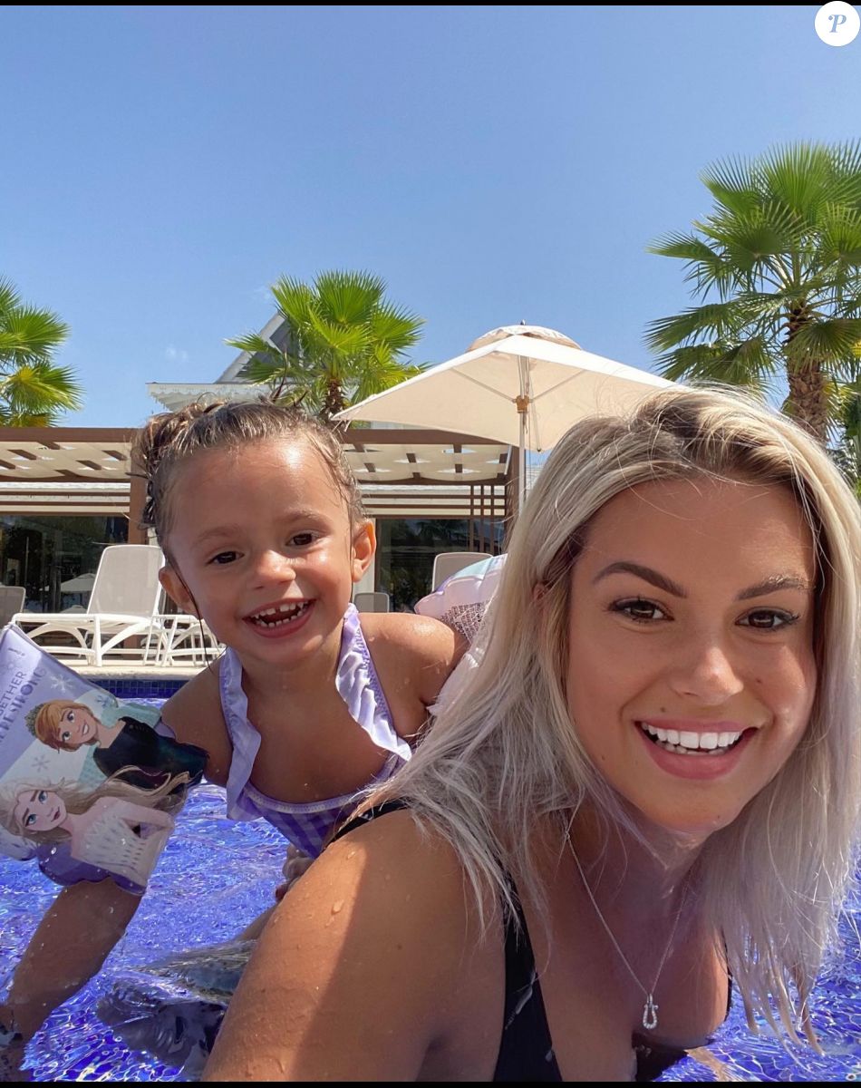 Carla Moreau pose avec sa fille Ruby
