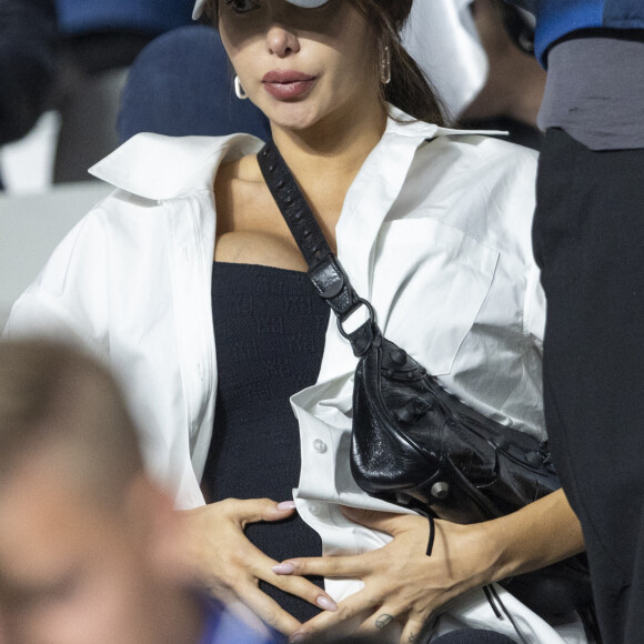 Nabilla Vergara (enceinte) - Les célébrités assistent à la victoire du Real Madrid face à Liverpool (1-0) en finale de la Ligue des Champions au stade de France, le 28 mai 2022. © Cyril Moreau / Bestimage Merci de flouter le visage des enfants avant parution.