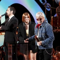 Renaud affaibli aux NRJ Music Awards, les fans inquiets mais Louane l'épaule