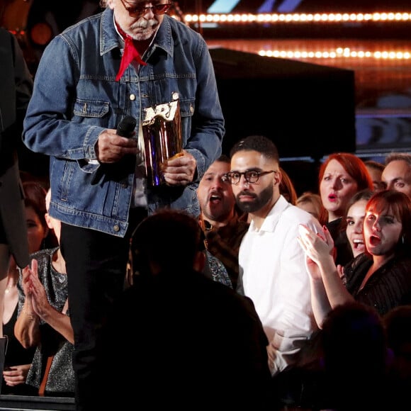 Semi-Exclusif - Renaud (qui a reçu un NRJ Music Award d'honneur pour l'ensemble de sa carrière) sur scène lors de la 24ème cérémonie des "NRJ Music Awards (NMA)" au Palais des Festivals à Cannes, le 18 novembre 2022. © Dylan Meiffret/Nice-Matin/Bestimage.