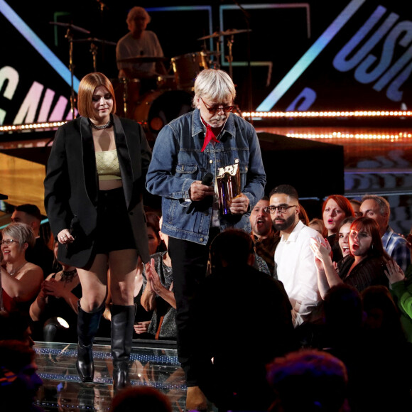 Semi-Exclusif - Renaud (qui a reçu un NRJ Music Award d'honneur pour l'ensemble de sa carrière) et Louane sur scène lors de la 24ème cérémonie des "NRJ Music Awards (NMA)" au Palais des Festivals à Cannes, le 18 novembre 2022. © Dylan Meiffret/Nice-Matin/Bestimage.