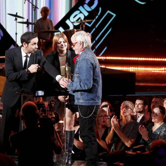 Semi-Exclusif - Camille Combal, Louane et Renaud (qui a reçu un NRJ Music Award d'honneur pour l'ensemble de sa carrière) sur scène lors de la 24ème cérémonie des "NRJ Music Awards (NMA)" au Palais des Festivals à Cannes, le 18 novembre 2022. © Dylan Meiffret/Nice-Matin/Bestimage.