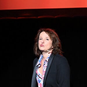 Anne Roumanoff - 2ème édition du prix Dapat au Théâtre Edouard VII à Paris le 17 octobre 2022. Les Prix Dapat sont un rendez-vous annuel qui visent à récompenser les associations qui ont mené une action remarquable à l'attention des femmes en situation de précarité lors de l'année précédente. © Rachid Bellak/Bestimage