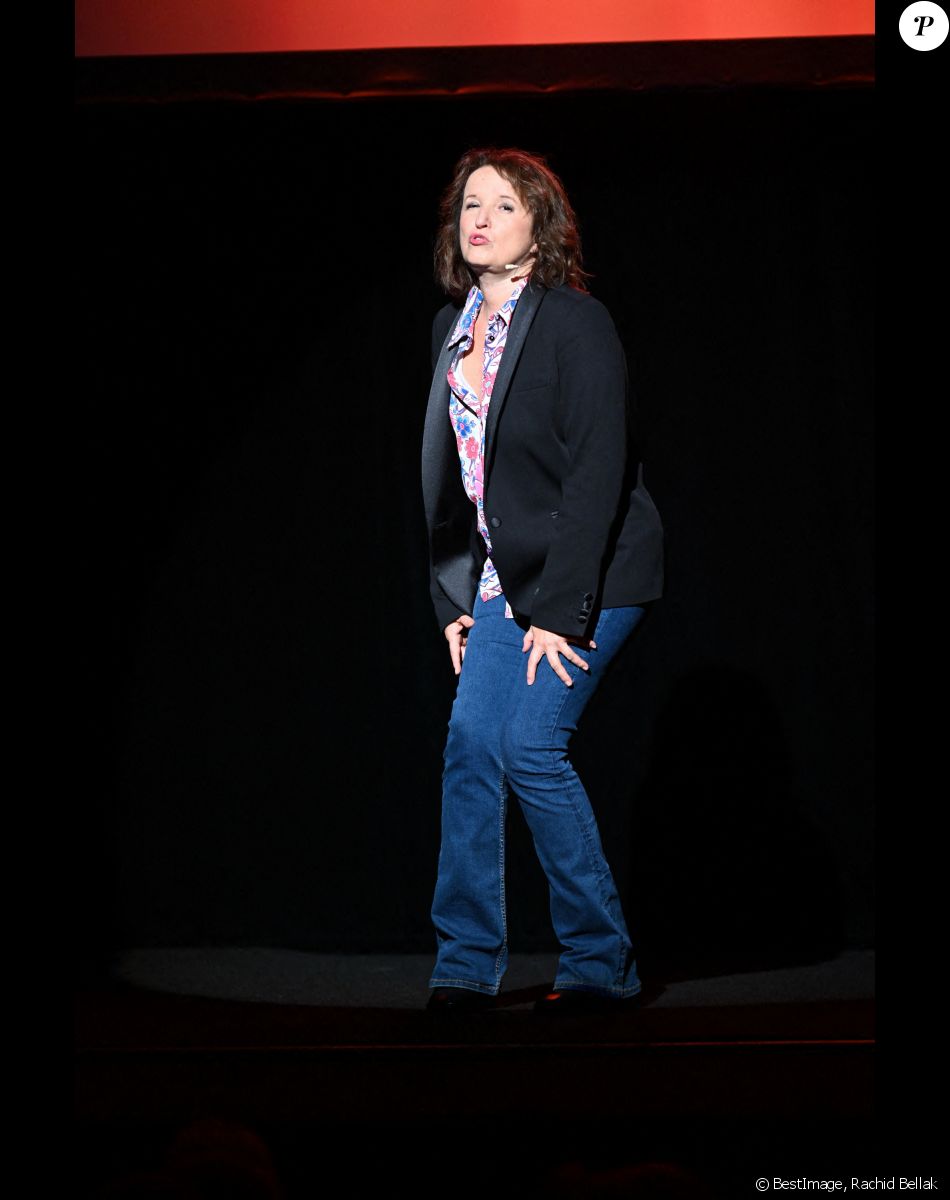 Anne Roumanoff - 2ème édition du prix Dapat au Théâtre Edouard VII à Paris le 17 octobre 2022. Les Prix Dapat sont un rendez-vous annuel qui visent à récompenser les associations qui ont mené une action remarquable à l'attention des femmes en situation de précarité lors de l'année précédente. © Rachid Bellak/Bestimage