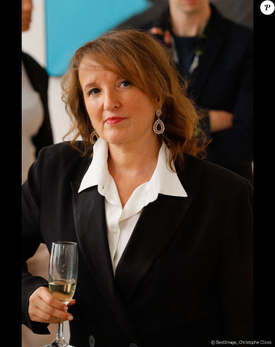 Anne Roumanoff - Jour 6 - Sketch "Cocktail mondain" - Tournage de l'émission "Sketch Story" à la galerie Joseph Turenne. Le 19 septembre 2022 C'est l'une des nouveautés de cette rentrée 2022. © Christophe Clovis / Bestimage.