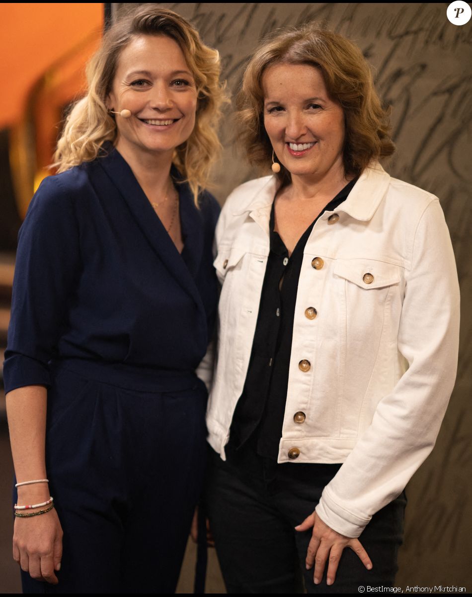Caroline Vigneaux, Anne Roumanoff - Concert solidaire au profit des enfants de la guerre "Ensemble" à l'Olympia à Paris le 4 juillet 2022. © Anthony Mkrtchian via Bestimage.