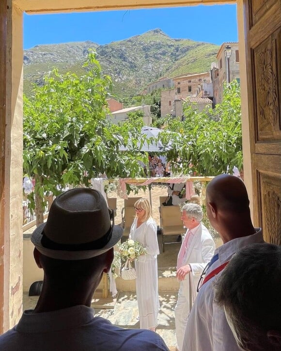 Christine Bravo a partagé cette photo de son mariage avec Stéphane Bachot, en Corse.