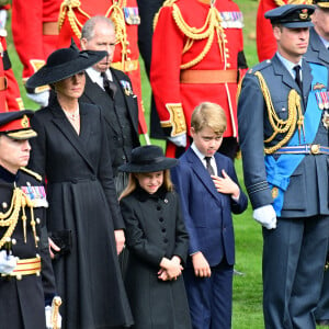 Kate Catherine Middleton, princesse de Galles (robe Alexander McQueen), la princesse Charlotte et le prince George, le prince de Galles William - Procession du cercueil de la reine Elizabeth II d'Angleterre de l'Abbaye de Westminster à Wellington Arch à Hyde Park Corner. Le 19 septembre 2022 