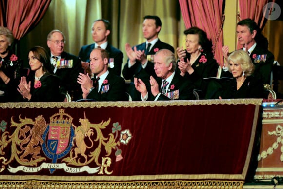 Le prince William, prince de Galles, et Catherine (Kate) Middleton, princesse de Galles, le roi Charles III d'Angleterre, la princesse Anne, Sir Timothy Laurence et Camilla Parker Bowles, reine consort d'Angleterre, - Les membres de la famille royale d'Angleterre lors du festival annuel du souvenir de la Royal British Legion au Royal Albert Hall de Londres, Royaume Uni, le 12 novembre 2022. 