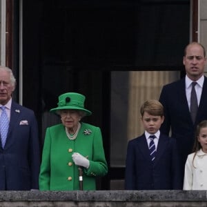 Camilla Parker Bowles, duchesse de Cornouailles, le prince Charles, la reine Elisabeth II, le prince William, duc de Cambridge, Kate Catherine Middleton, duchesse de Cambridge, et leurs enfants le prince George, la princesse Charlotte et le prince Louis - La famille royale d'Angleterre au balcon du palais de Buckingham, à l'occasion du jubilé de la reine d'Angleterre. Le 5 juin 2022 