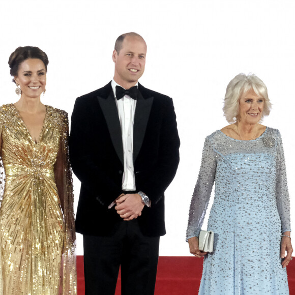 Le prince William, duc de Cambridge, Catherine Kate Middleton, duchesse de Cambridge, Camilla Parker Bowles, duchesse de Cornouailles, le prince Charles, prince de Galles lors de l'avant-première mondiale du film "James Bond - Mourir peut attendre (No Time to Die)" au Royal Albert Hall à Londres le 28 septembre 2021.