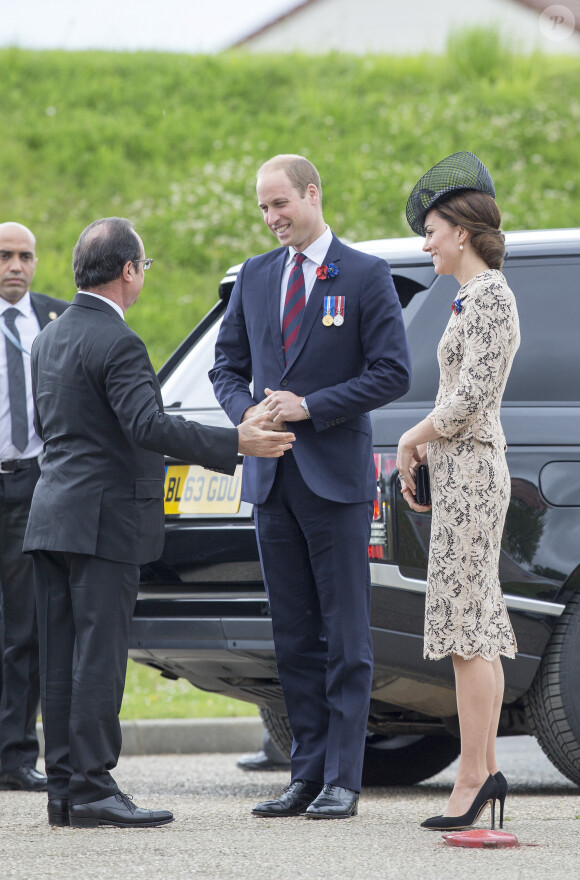 Le président français François Hollande, le prince William et Kate Catherine Middleton, duchesse de Cambridge - Dévoilement de la plaque inaugurale de la nouvelle aile du musée lors des commémorations du centenaire de la Bataille de la Somme à Thiepval, bataille qui fût la plus meurtrière de la Première Guerre Mondiale. Le 1er juillet 2016 