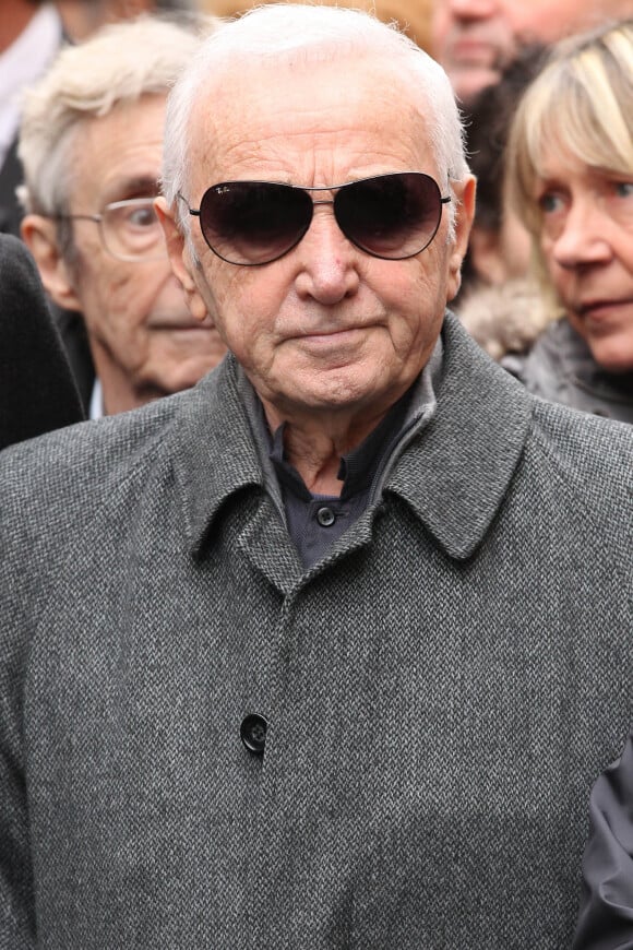 Charles Aznavour lors des obsèques de Rosy Varte en janvier 2012.
