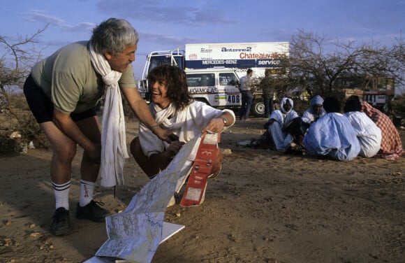 Archives - Au Sénégal, lors du RALLYE PARIS - ALGER - DAKAR 1985, Chantal Nobel participant au rallye en compagnie de Georges Groine.